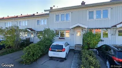 Lägenheter till salu i Kungälv - Bild från Google Street View Lägenheter till salu i Kungälv - Bild från Google Street View
