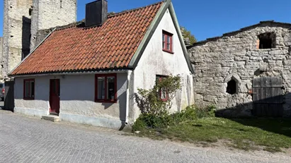 Charmigt skiftesverkeshus från 1700-talet intill ringmuren med vacker innergård.