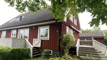Stor villa uthyres omgående i Bergsbrunna, Uppsala