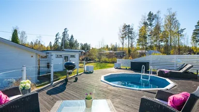 300 m till havet! Poolterass. NYTT Marbodalkök, badrum med bastu & stor altan. Garage med gästrum.