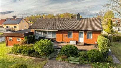 Enplansvilla med inredd källare byggd 1970 belägen på återvändsgatan med gräns mot stort grönområde. Enplansvilla med inredd källare byggd 1970 belägen på återvändsgatan med gräns mot stort grönområde.