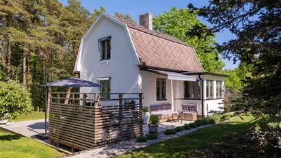 Vitputsat hus vid Kyllaj