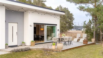 Stilren och modern bungalow med gångavstånd till Tofta strand