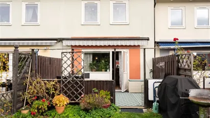 Radhus i bostadsrättsform med härlig uteplats i söderläge.