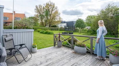 UNIKT & nytt med fräck planlösning samt fantastisk takhöjd om hela 5 m i stadens bästa villaområde