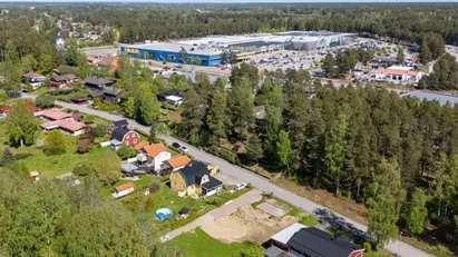 Bästa läge i uppbyggt villaområde med naturen på såväl fram- som baksida. Bygglov finns.