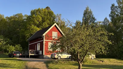 Lantlig hus vid Hjälmaren