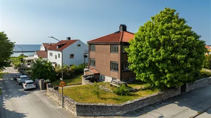 Rymlig funkisvilla i 2-plan på Hällarna