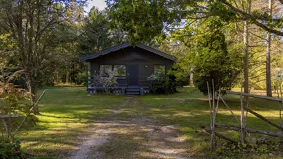 Fritidshus med två gästhus i Hellvi vid Hideviken